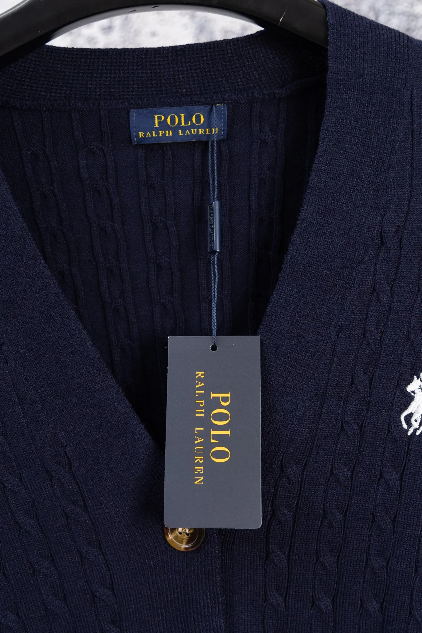 P190 Ralph Lauren Classic V-neck Solid Color Pony Embroidered Logo Knitted Cardigan Long Sleeve Ralph Lauren Classic Basic Versatile Twist Knitted Cardigan Long Sleeve Main supply platform live broadcast Wholesale entity Replenish when out of stock Not removed from the shelves Quality 1:1 patterning Complete three standards Correct version of pony logo Imported quality cotton yarn Focus on high-end Cost-effective Good quality Needless to say Zhao Lusi's same style is really amazing, so sweet I'm so beautiful. This cardigan is really good-looking. It's simple and easy to wear. It's a must-have for goddess ootd. Good-looking clothes are never picky. A must-have in the wardrobe of goddesses. Size: S-XL. Color: Navy blue, red, khaki, dark gray.